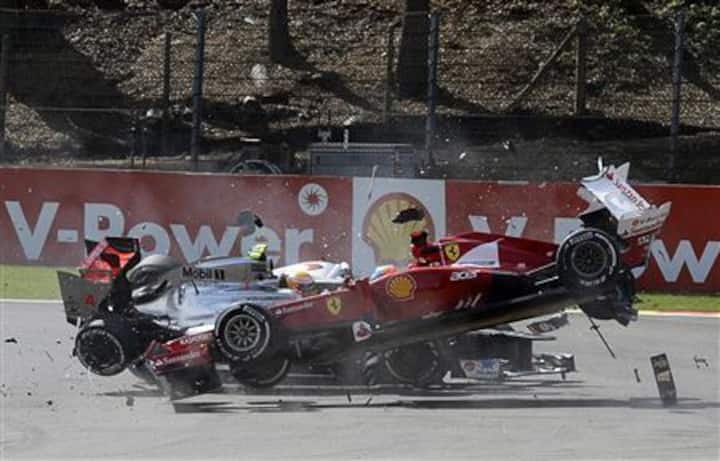 Alonso crashes out of Japan Grand Prix 