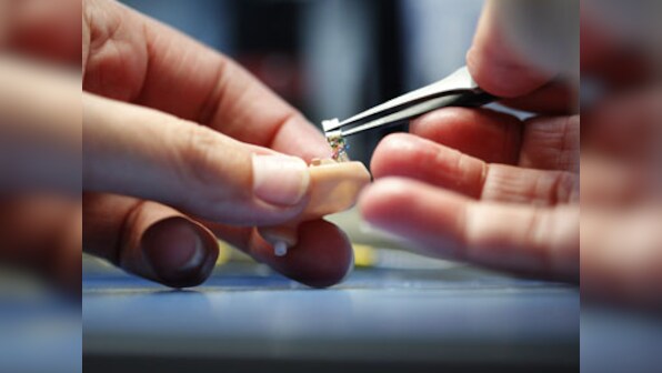 Hearing aid to wear on your teeth