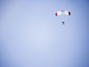 Parachute malfunctions, woman sky diver plunges to death in Salem Parachute malfunctions, woman sky diver plunges to death in Salem