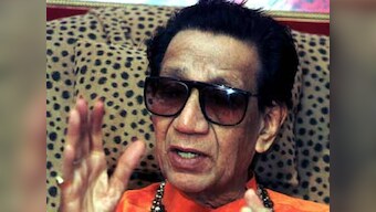 Bal Thackeray backs Gadkari, says he did not rob land