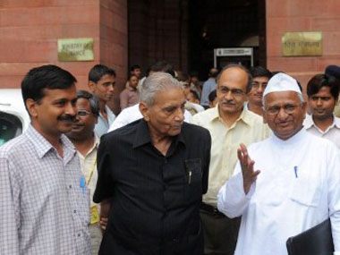 Shanti Bhushan dares Cong to probe Himachal land deals Shanti Bhushan dares Cong to probe Himachal land deals