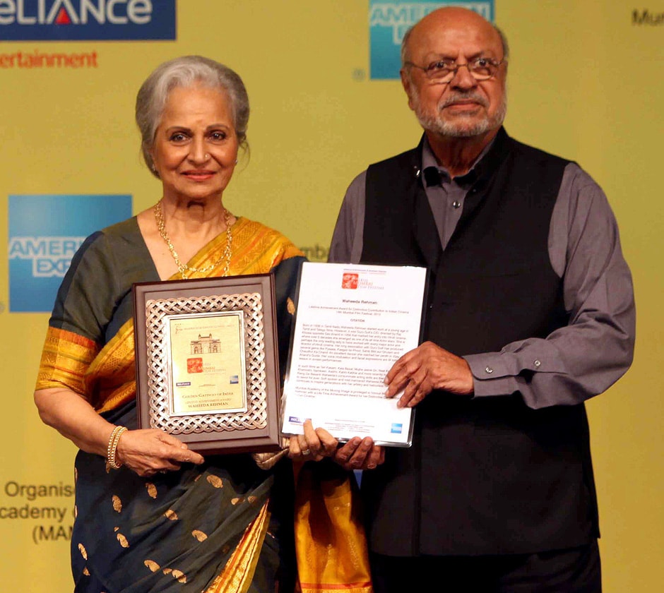 Images Waheeda Rehman Bags Lifetime Achievement Award At Mumbai Film Fest Photos News Firstpost