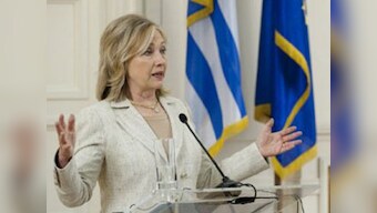 Dehydrated Hillary faints, suffers concussion