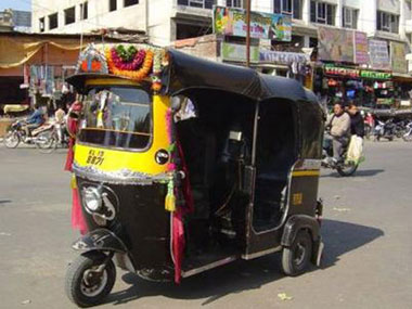 Hyderabad mystery: Cops find Rs 6.7 crore in rickshaw Hyderabad mystery: Cops find Rs 6.7 crore in rickshaw