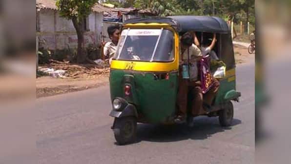 Girl shot by goons in a bag snatching incident in Delhi