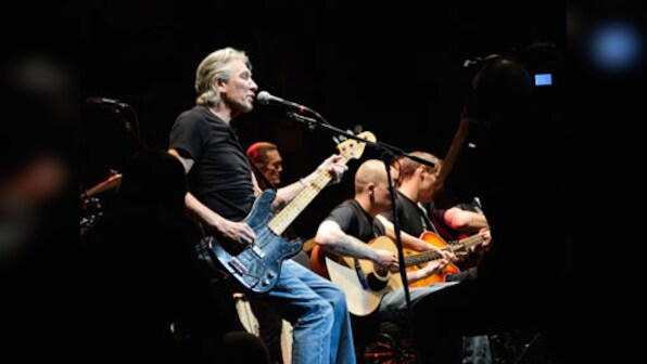 Roger Waters plays for wounded veterans in New York