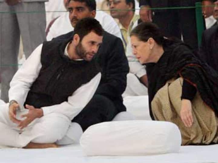 Sonia, Rahul pictures missing in Gujarat Cong campaigns