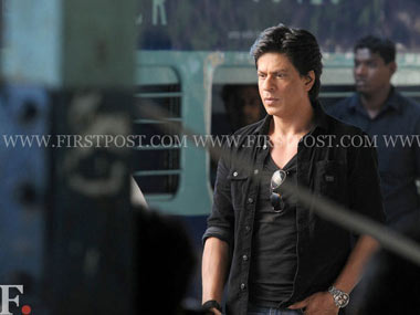 Shah Rukh Khan tries to look cool in lethal shoes Shah Rukh Khan tries to look cool in lethal shoes