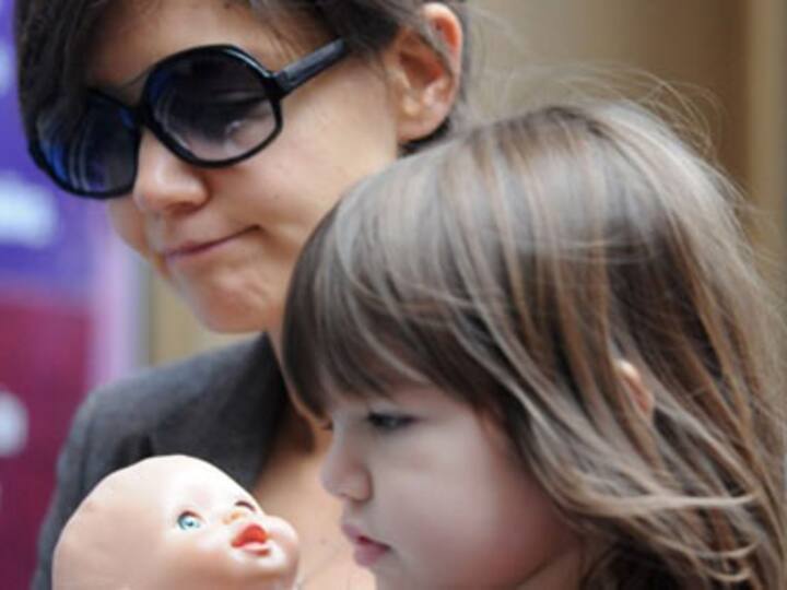 Katie Holmes to spend Christmas with daughter Suri