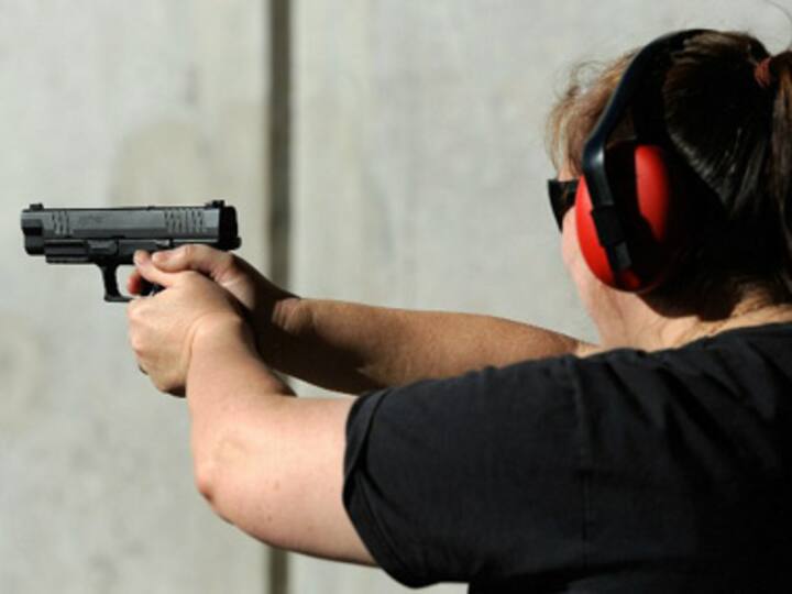 Flasher runs away after Washington woman pulls out gun Flasher runs away after Washington woman pulls out gun