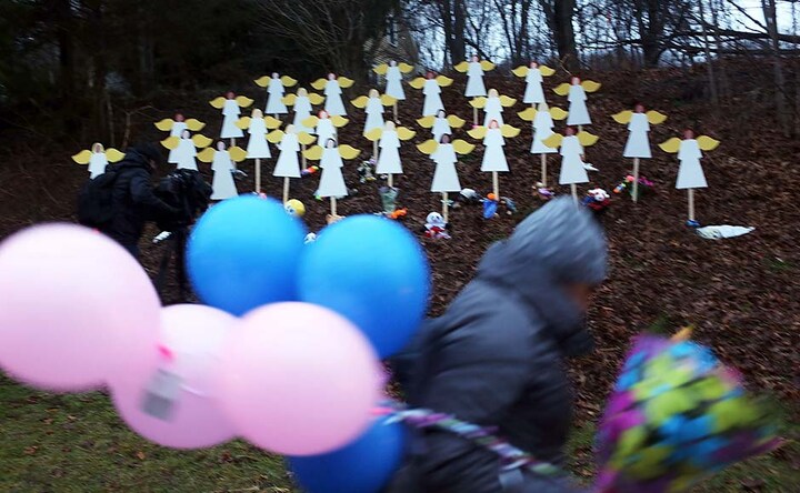 Images: Newtown remembers school shooting victims 
