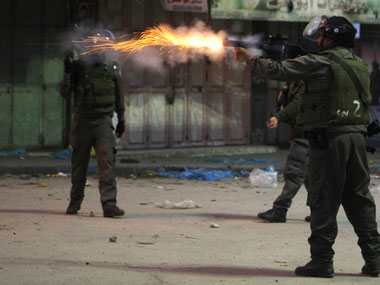 Palestinian youths clash with Israeli soldiers in Hebron Palestinian youths clash with Israeli soldiers in Hebron