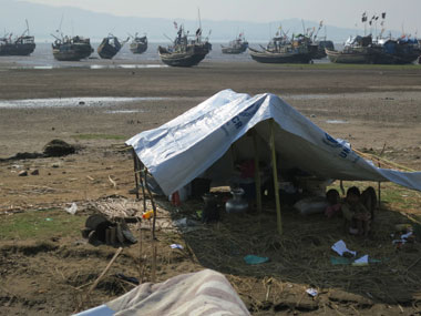 Around 450 Myanmar refugees reach Malaysia, 1 dead Around 450 Myanmar refugees reach Malaysia, 1 dead