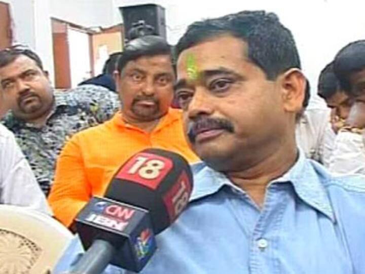 Cong needs to educate Abhijit Mukherjee, the President's son Cong needs to educate Abhijit Mukherjee, the President's son