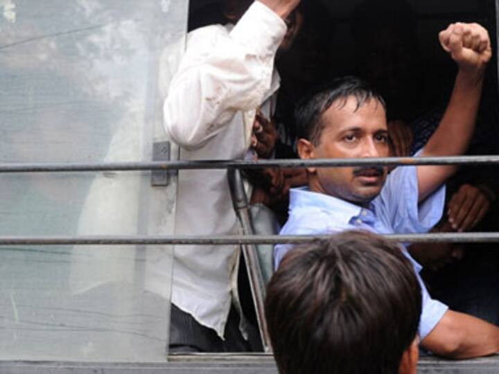 Death of cop Tomar damages Kejriwal, Delhi protests
