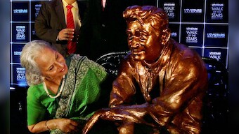 Images: Waheeda Rehman unveils uncannily lifelike Dev Anand statue
