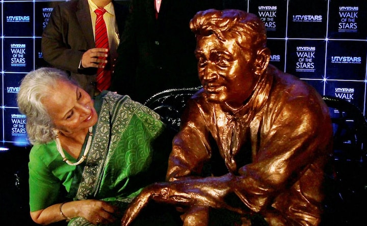 Images: Waheeda Rehman unveils uncannily lifelike Dev Anand statue