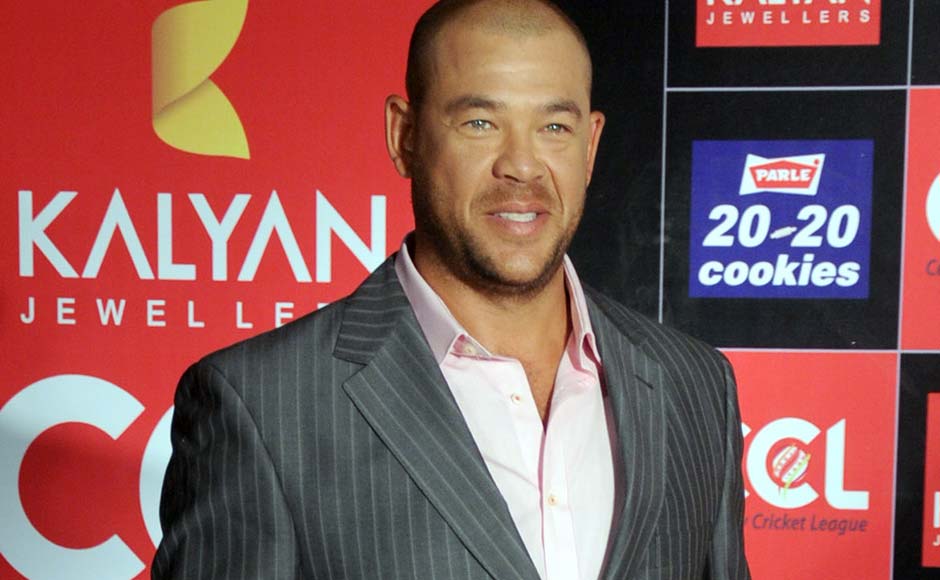 Andrew Symonds, former Australian cricket star, dies in car crash in Queensland Andrew Symonds, former Australian cricket star, dies in car crash in Queensland