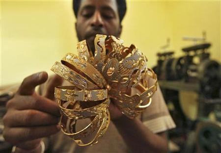 Gold prices at one-month low; importers active Gold prices at one-month low; importers active