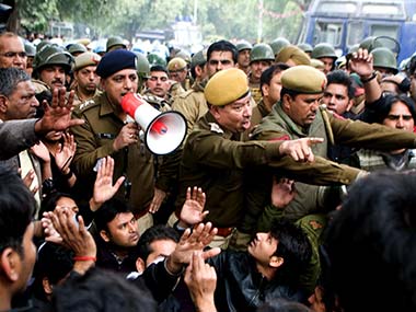 HC notice to Delhi police against curbs at India Gate HC notice to Delhi police against curbs at India Gate