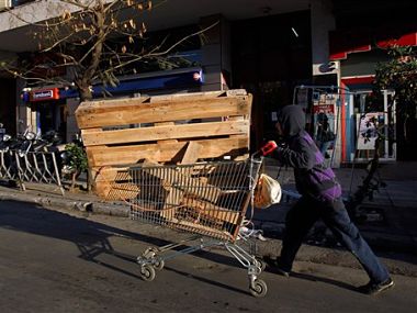 Greeks in crisis turn to wood-burning, but smoke chokes Greeks in crisis turn to wood-burning, but smoke chokes