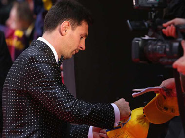 Messi sends signed shirt to Mueller after breaking record Messi sends signed shirt to Mueller after breaking record