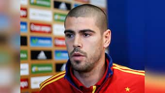 Ex-Barcelona goalkeeper Valdes signs with Manchester United