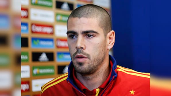 Ex-Barcelona goalkeeper Valdes signs with Manchester United