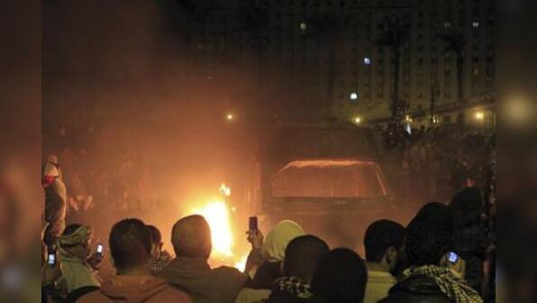 Egyptian protesters defy Morsi curfew, attack police stations