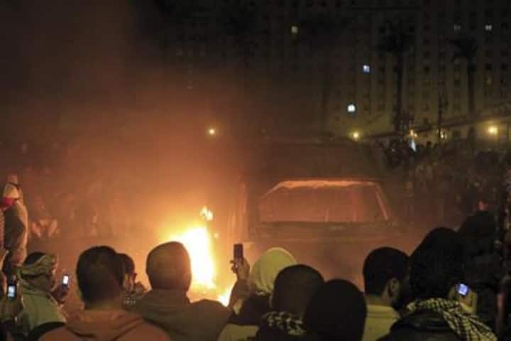 Egyptian protesters defy Morsi curfew, attack police stations