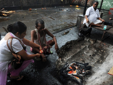 The Rs 10k-VIP cremation: How the dead in Kolkata are fleeced The Rs 10k-VIP cremation: How the dead in Kolkata are fleeced