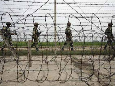 Pak troops kill 2 Indian soldiers, India calls it 'unacceptable' Pak troops kill 2 Indian soldiers, India calls it 'unacceptable'