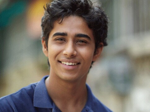 tabu suraj sharma walk golden globe red carpet tabu suraj sharma walk golden globe red carpet