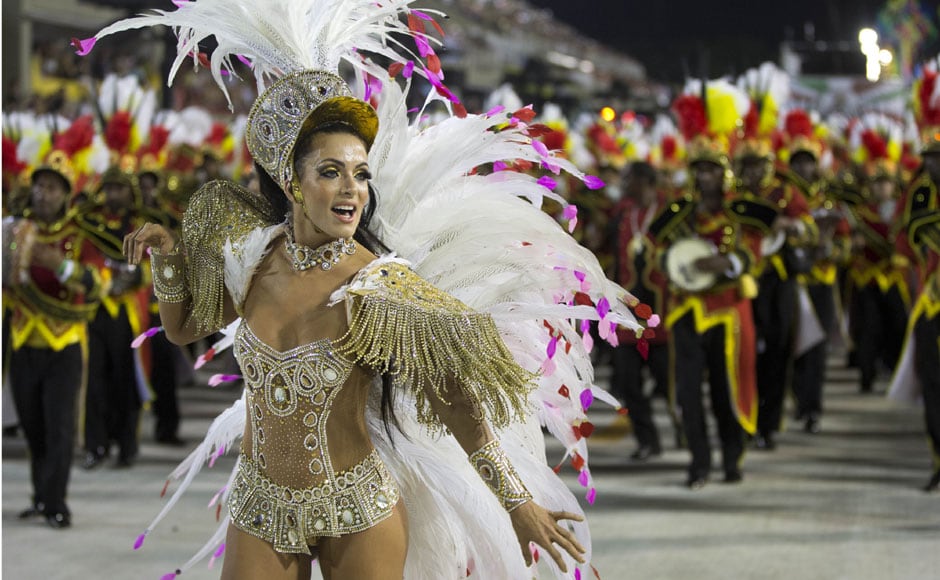 Images Thousands Party On The Streets At Brazils Rio Ca