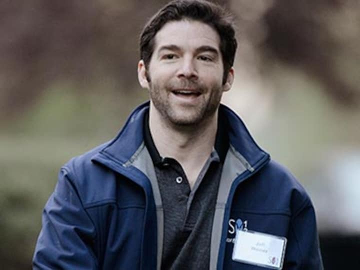 Dream job: LinkedIn CEO hands out iPad minis to all employees 