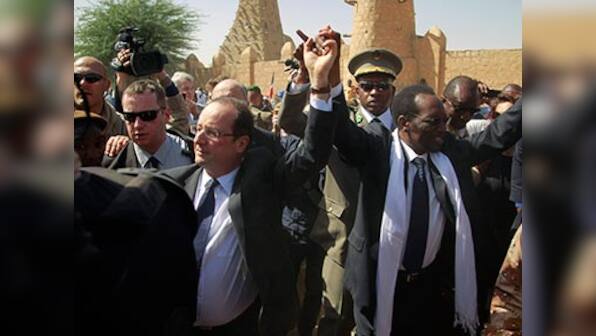 French president Hollande visits Mali to cheers of support
