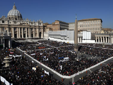Huge crowds gather at St Peter's square for Pope's last audience Huge crowds gather at St Peter's square for Pope's last audience