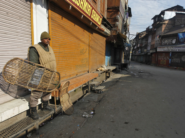 Curfew re-imposed in Kashmir Curfew re-imposed in Kashmir