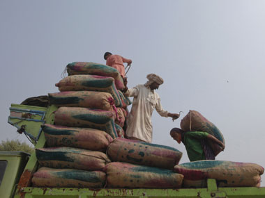 Pak to bring down trade barriers with India, vows MFN status Pak to bring down trade barriers with India, vows MFN status