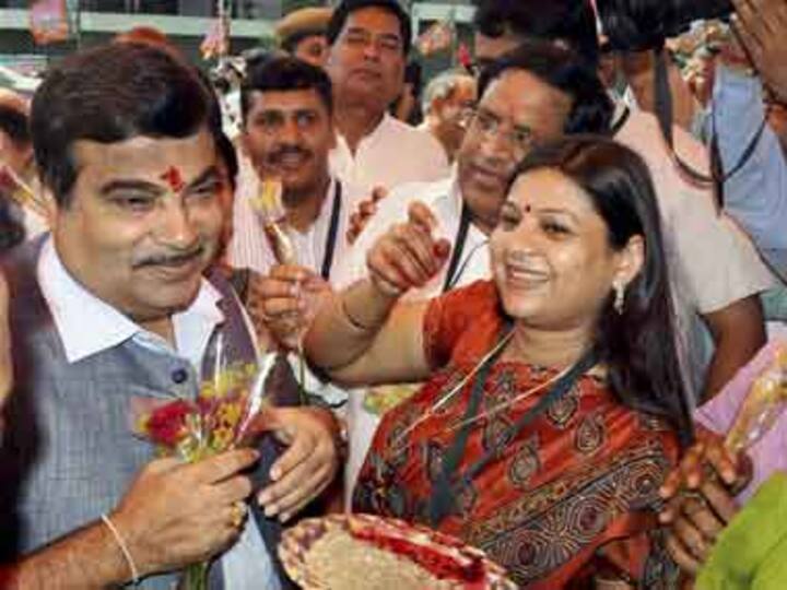 HC bench recuses from hearing PIL against Gadkari HC bench recuses from hearing PIL against Gadkari