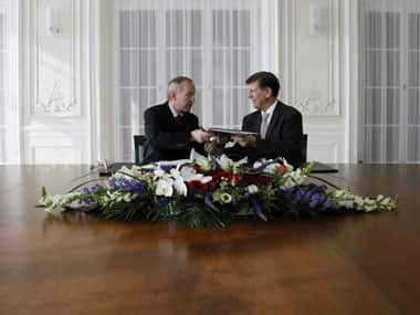 Swiss Secretary of State in the finance department Michael Ambuehl and Donald Sternoff Beyer, US ambassador to Switzerland. Reuters
