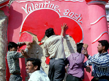 Saffron activists forcibly marry off couples celebrating Valentine's Day Saffron activists forcibly marry off couples celebrating Valentine's Day