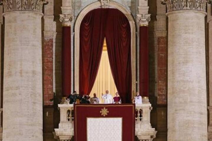 Pope Francis delivers first blessing, asks world for prayers