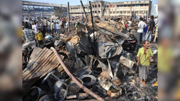 Hundred huts gutted, eight injured in Mumbai slum fire