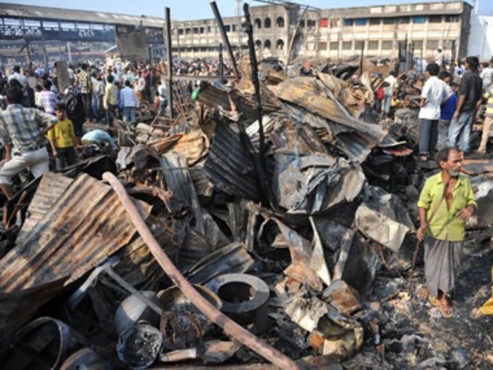 Hundred huts gutted, eight injured in Mumbai slum fire