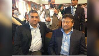 Musharraf live tweets court appearance, doesn't mention shoe 