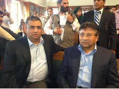 Musharraf live tweets court appearance, doesn't mention shoe 