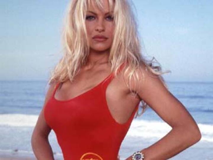 Pamela Anderson to get back in to red swimsuit for Baywatch film