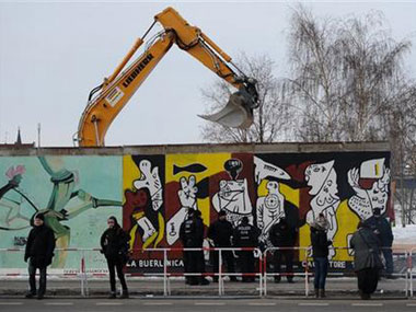 Pre-dawn operation removes part of Berlin Wall Pre-dawn operation removes part of Berlin Wall