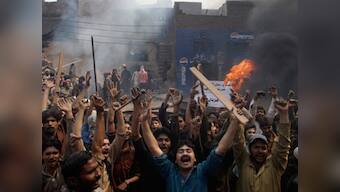 Mob burns homes in Pak's Christian colony, 50 arrested